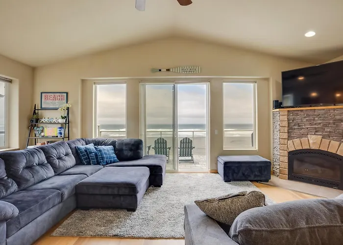 Gold Beach Retreat: Private Hot Tub + Ocean Views!