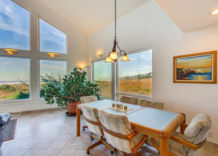 'Oceanfront Castle' W/ Hot Tub & Game Room