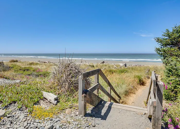 Steps To Shore: Home W/ Hot Tub In Gold Beach