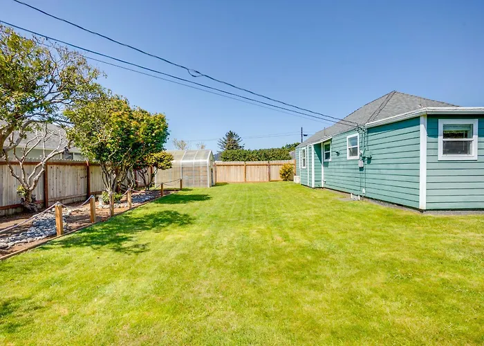 Walk To Gold Beach: Charming Cottage W/ Yard!