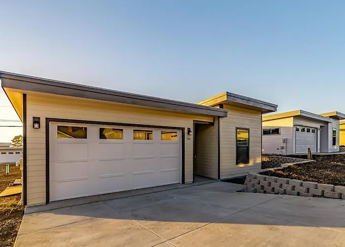 Luxe & Modern Getaway Near Otter Point With Ocean Views Central Ac & Wifi