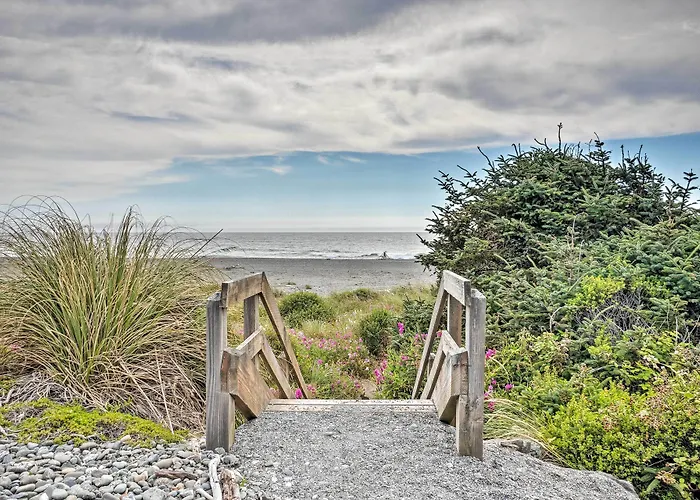 Gold Beach Townhome With Ocean Views & Sunroom!
